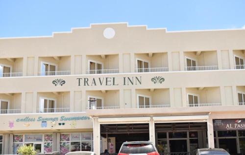 un hôtel avec des voitures garées devant lui dans l'établissement Travel Inn Hotel Simpson Bay, à Simpson Bay