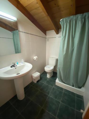 ein Badezimmer mit Waschbecken und Toilette in der Unterkunft Bilanayur in Bierge