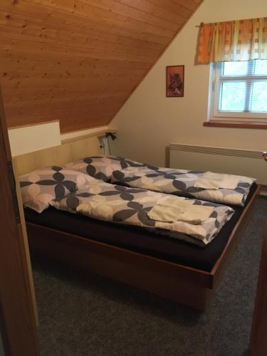 1 dormitorio con 1 cama en una habitación en Chata u lesa en Výprachtice