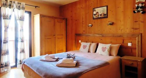 Tempat tidur dalam kamar di La Belle Etoile