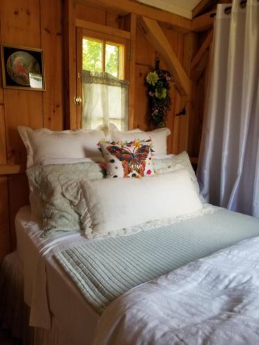 Postel nebo postele na pokoji v ubytování Four Ninety Muskoka B & B