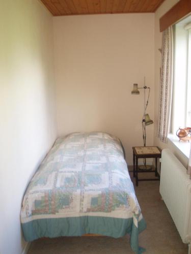 una camera con un letto in una stanza con una finestra di Glyngøre Bed & Breakfast II a Glyngøre