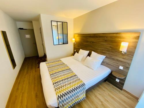 Ένα ή περισσότερα κρεβάτια σε δωμάτιο στο Hotel du Trégor