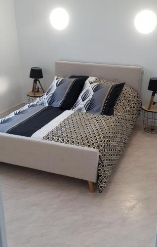 un lit avec des oreillers dessus dans une chambre dans l'établissement En pleine montagne, à Mercus-Garrabet