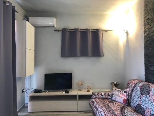 Televisyen dan/atau pusat hiburan di Case dei limoni sul mare