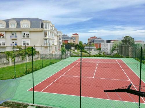um campo de ténis no meio de uma cidade em Apartamento Valdenoja Playa Sardinero em Santander