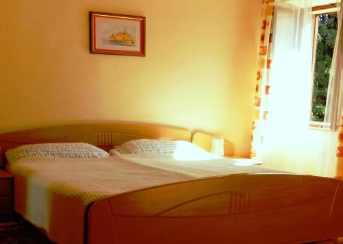 Una cama pequeña en una habitación con ventana. en CECILLIA Mare Apartments, en Rovinj
