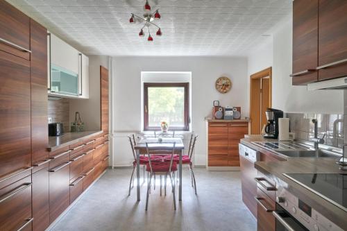 eine Küche mit einem Tisch und Stühlen in der Unterkunft Ferienwohnung Erika in Laußnitz