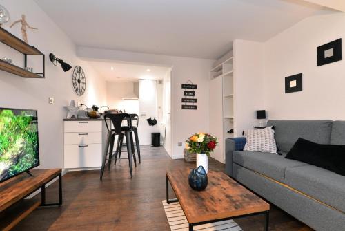 un salon avec un canapé et une table dans l'établissement La Petite Terrasse du Centre, à Colmar