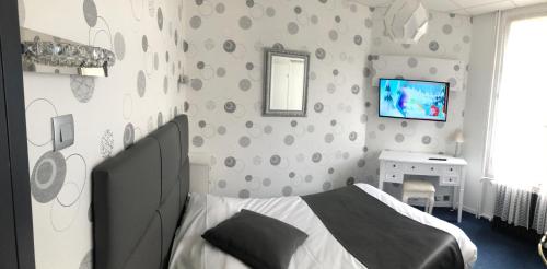 Una cama o camas en una habitación de Hôtel Le Faisan