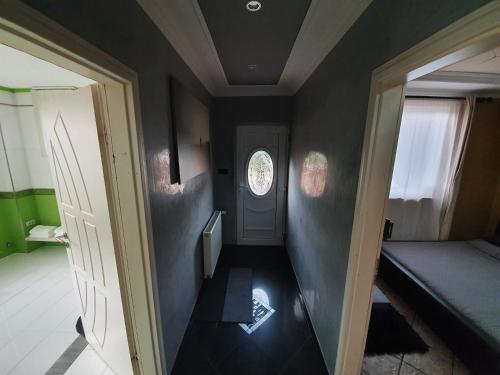 Кровать или кровати в номере Airport Luxury Apartman 42