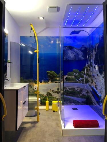 La salle de bains est pourvue d'une douche et offre une vue sur l'océan. dans l'établissement L Arrêt de Bus Insolite & SPA, à Berck-sur-Mer