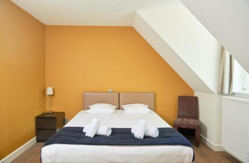 Een bed of bedden in een kamer bij De Statie