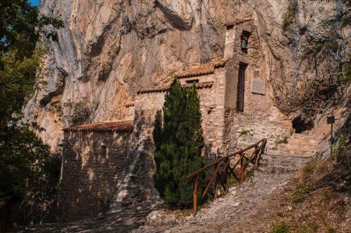 an old building on a mountain with a tree in front at Alloggio turistico Luigina in Morro Reatino