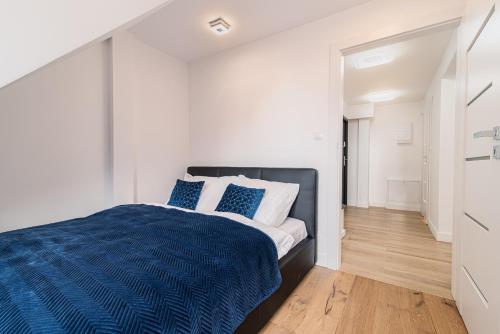 En eller flere senge i et værelse på Luxury Apartment Szeroka - Old Town