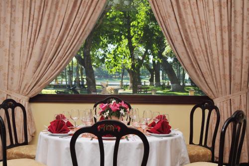 Χώρος καθιστικού στο Saigon Morin Hotel