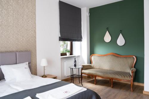 En eller flere senge i et værelse på Apartamenty, Boutique Rooms Villa 82, Parking