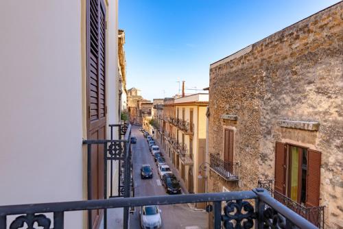 uma vista para uma rua da cidade a partir de uma varanda em Vittorio Emanuele Boutique Hotel em Sciacca