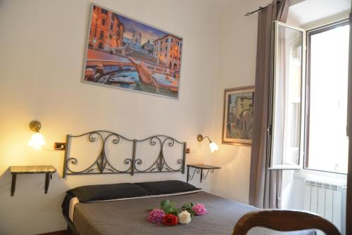 Un dormitorio con una cama con flores. en Roma sogno infinito, en Roma