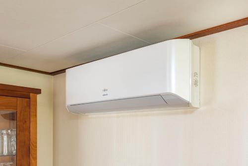a white overhead light hanging from a ceiling at Groot hoek Chalet met Airco ,Wasmachine, Vaatwasser,Droger en luxe keuken en zwembad op camping! Immer Besser! in Rijs