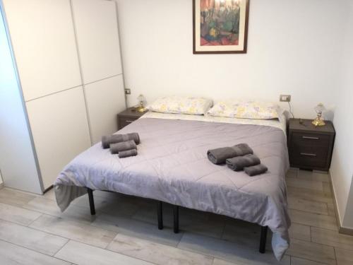 een slaapkamer met een bed met 2 kussens erop bij Villa in Val di Fiemme in Cavalese