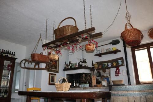 ein Zimmer mit einer Bar mit Körben an der Wand in der Unterkunft Bed & Breakfast Casa Lisetta in Valtopina