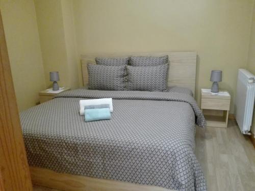 A bed or beds in a room at Quinta do Mineiro-Serra da Estrela
