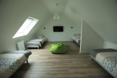 เตียงในห้องที่ Gîte de Ty Nevez, Bretagne (Santec) spa, 300 m de la plage.