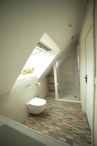 La salle de bains est pourvue de toilettes et d'une douche à l'italienne. dans l'établissement Gîte de Ty Nevez, Bretagne (Santec) spa, 300 m de la plage., à Santec