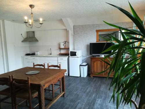 une cuisine et une salle à manger avec une table et une salle à manger gmaxwell gmaxwell dans l'établissement Chez charline, à Sainte-Mère-Église