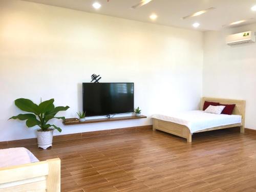TV a/nebo společenská místnost v ubytování Ken King 2 - homestay gần biển giá rẻ