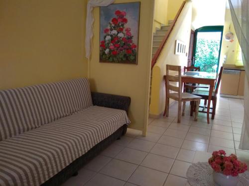 a living room with a couch and a table at Villa Ladina in Lygia