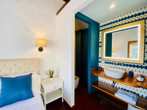Loft Los Laureles في إل باسو: غرفة نوم بسرير ومغسلة ومرآة