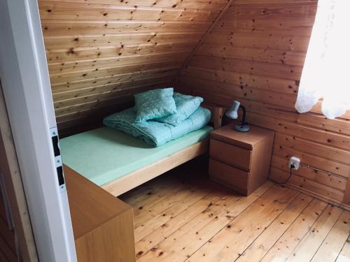 a small room with a bed in a sauna at Domek letniskowy in Łukęcin