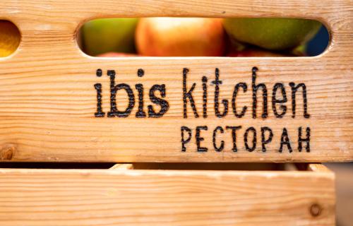 a wooden box with a sign that reads his kitchen regional at Ibis Irun in Irún
