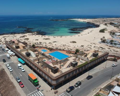 an aerial view of a resort and a beach at Marfolín 10 in El Cotillo