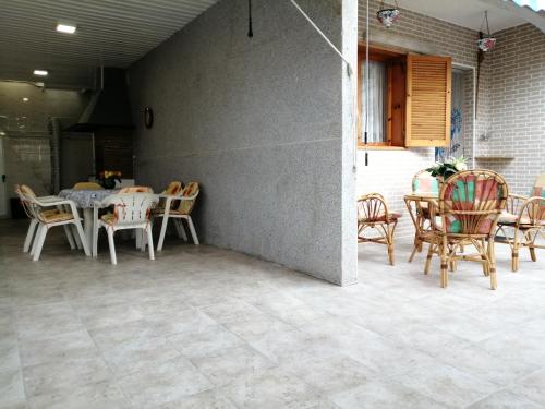 patio con sillas, mesa y comedor en Bungalow Catral 20 en Santa Pola, en Santa Pola