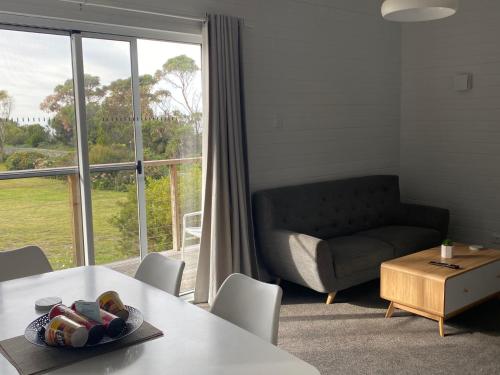 比舍諾的住宿－比切諾海灣酒店，客厅配有沙发和桌子