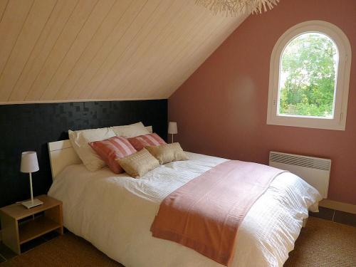 A bed or beds in a room at Chambre d'Hotes La Queue au Loup