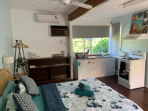 ein Wohnzimmer mit einem Sofa und einer Küche in der Unterkunft SEA-esta in Nelly Bay