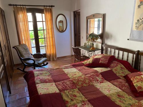 une chambre avec un lit, une chaise et un bureau dans l'établissement Villa Sans Pareil, à La Croix-Valmer