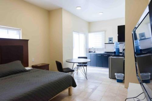 Η κουζίνα ή μικρή κουζίνα στο 9- Complete Apartment with Invoice