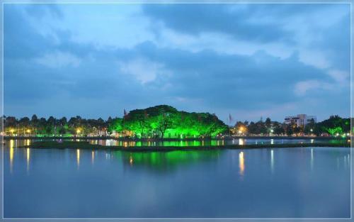 a large body of water at night with green lights at Lan Thai Ngoc Hotel in Cao Lãnh