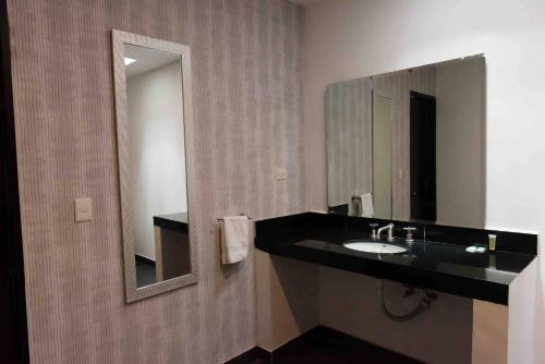 a bathroom with a sink and a mirror at 3 Loft Para Tres Personas con Factura in Torreón