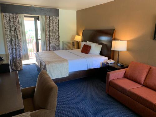 Кровать или кровати в номере Travelodge by Wyndham Rapid City
