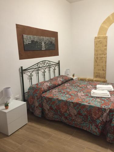 1 dormitorio con cama con edredón en A Casa di Gio, en Marsala