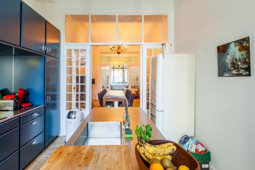 eine Küche mit einem weißen Kühlschrank und einem Tisch in der Unterkunft Demeur in Brüssel