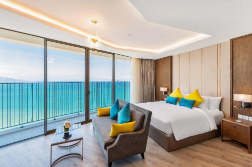 een slaapkamer met een bed, een bank en ramen bij Star Beach Panorama in Nha Trang