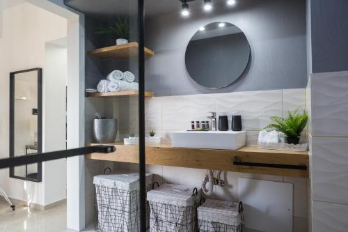 伊拉克利翁鎮的住宿－New Gate City Break Suite，一间带水槽和镜子的浴室