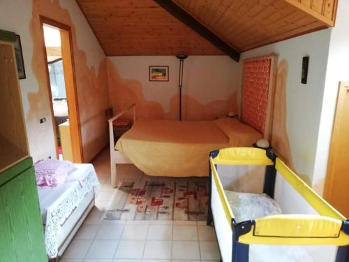 a small bedroom with a bed and a tub at Villa Anna in Porto Valtravaglia